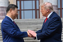 O presidente chinês Xi Jinping, à esquerda, cumprimenta o presidente dos EUA, Donald Trump, no Grande Salão do Povo em Pequim, na quinta-feira, 14 de maio de 2026