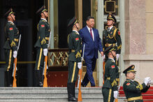 Presidente chinês Xi Jinping passa por membros da guarda de honra ao chegar à cerimônia de boas-vindas ao presidente dos EUA, Donald Trump, no Grande Salão do Povo, em Pequim