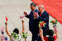 Presidente dos EUA, Donald Trump (à direita), e o presidente chinês, Xi Jinping, durante o encontro em Pequim