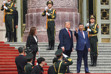 Presidente chinês, Xi Jinping, à direita, com o presidente dos EUA, Donald Trump, em Pequim