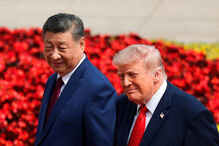 Presidente dos EUA, Donald Trump (à direita), e o presidente chinês, Xi Jinping, na cerimónia de boas-vindas ao líder norte-americano na chegada a Pequim
