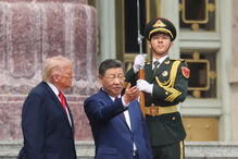 Presidente chinês Xi Jinping, ao centro, durante a cerimónia de boas-vindas com o presidente dos EUA Donald Trump, à esquerda, no Grande Salão do Povo em Pequim