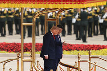 Presidente dos EUA, Donald Trump (à esquerda), e o presidente chinês, Xi Jinping (à direita), na cerimónia de boas-vindas ao presidente Trump no Grande Salão do Povo, em Pequim