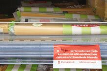 Jovens do movimento Climáximo redistribuem alimentos tirados de supermercado