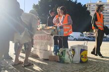 Jovens do movimento Climáximo redistribuem alimentos tirados de supermercado