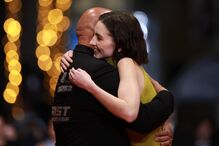 Vin Diesel emociona-se no Festival de Cannes ao reencontrar elenco de 'Velocidade Furiosa'