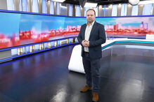 Homem grava programa num estúdio televisivo