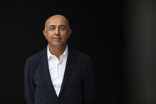 Retrato de homem de fato e camisa branca