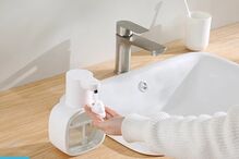 Dispensador automático de sabão promete higiene sem toque acessível