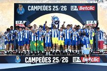 FC Porto ergue taça de campeão nacional no Estádio do Dragão e dá início aos festejos na Invicta