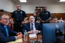 Harvey Weinstein no tribunal aguarda julgamento com apoio jurídico e proteção policial