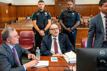 Harvey Weinstein enfrenta acusações no tribunal com seguranças
