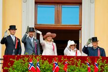 Família real norueguesa em Oslo: príncipe Sverre Magnus, príncipe Haakon, princesa Mette-Marit, rainha Sónia e o rei Harald