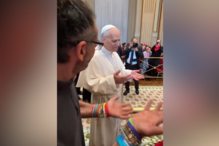 Papa Leão XIV faz gesto viral “6-7” e diverte jovens católicos no Vaticano