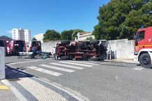 Viatura dos bombeiros despista-se a caminho de incêndio na Figueira da Foz. Há cinco feridos