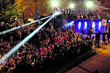 Os jogadores do FC Porto chegaram à festa nos Aliados num autocarro panorâmico e num clima de euforia