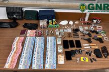 GNR apreende armas e droga no Seixal. Há detidos com identificação falsa.
