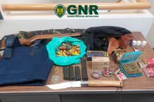 GNR apreende armas e drogas no Seixal, incluindo crachás da GNR e PSP