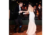 Harry e Meghan dançam num evento formal com banda ao vivo