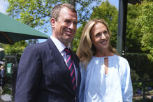 Peter Phillips e Harriet Sperling casam-se com a presença das princesas Beatrice e Eugenie