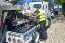 Reboque faz assistência rodoviária em dia de sol