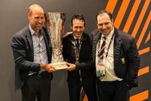 Príncipe William com o troféu da Liga Europa