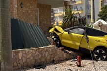 Carro despista-se e destrói fachada de casa em Cascais. Condutora ficou ferida