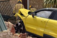 Carro despista-se e destrói fachada de casa em Cascais