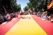 Inúmeras pessoas participam numa manifestação para exigir a demissão do primeiro-ministro Pedro Sánchez, a 23 de maio de 2026, em Madrid (Espanha)