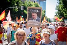 Manifestantes exibem uma faixa com o slogan 