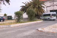 Mãe que abandonou crianças francesas chega à prisão de Tires