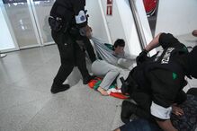 Chegada dos ativistas bascos ao aeroporto espanhol