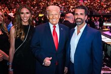 Trump e o filho num evento público, apesar da ausência no casamento