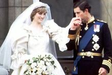 Princesa Diana e Carlos no dia do casamento, felizes no início da união