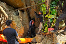 As equipas de resgate trabalham para chegar até às sete pessoas que ficaram presas numa caverna na província de Xaisomboun, em Laos.
