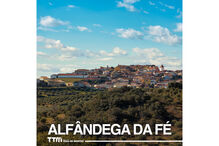 Paisagem de Alfândega da Fé, em Trás-os-Montes, com céu azul e nuvens