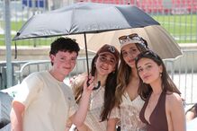 Calor era muito, mas os fãs esperaram horas para ver Bad Bunny em Lisboa