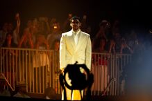 Bad Bunny transforma o palco numa 'casita' em homenagem a Porto Rico de onde é natural