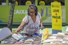 Visitantes aproveitam promoções na Feira do Livro de Lisboa