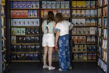 Visitantes exploram a Feira do Livro de Lisboa, com altas expectativas.
