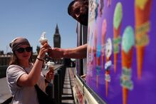 Um cliente compra um gelado na Ponte de Westminster, em Londres, Reino Unido 