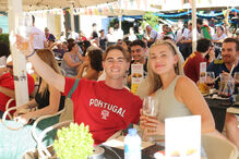 Celebração com cerveja e camisola de Portugal num espaço festivo
