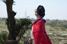 Mulher Maasai com vestes tradicionais e óculos de sol num dia ensolarado no Quénia