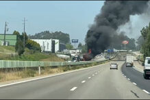 Camião incendeia-se na A1 em Santa Maria da Feira. Estrada está cortada