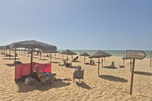 Algarve debate colocação de chapéus de sol nas praias