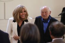 Brigitte Macron acompanha Edgar Morin numa cerimónia