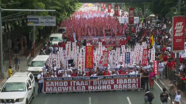 Grupo de pessoas nas Filipinas marcha em manifestação do Dia do Trabalhador