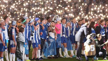 À luz das lanternas, milhares no Estádio do Dragão homenagearam Jorge Costa