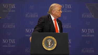 "Digam-lhes para aumentar o microfone!": Trump queixa-se do som durante discurso na Flórida