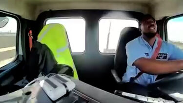 O momento em que carrinha de entregas é atingida por avião nos EUA 